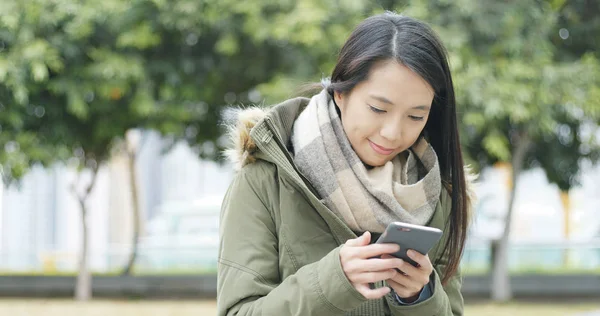 女性の読書メッセージの携帯電話で — ストック写真