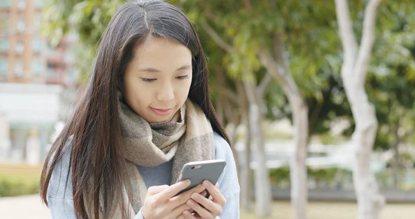 在室外使用智能手机的女人 — 图库照片