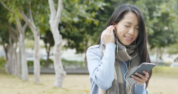 女人听音乐手机在室外 — 图库照片