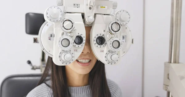 Mujer Haciendo Prueba Ocular — Foto de Stock