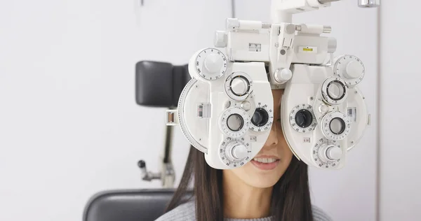 Mujer Joven Haciendo Prueba Ocular — Foto de Stock