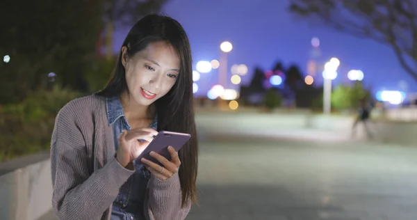 Jovem Mulher Usando Smartphone Noite — Fotografia de Stock