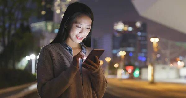 Jovem Mulher Olha Para Telefone Celular Cidade — Fotografia de Stock