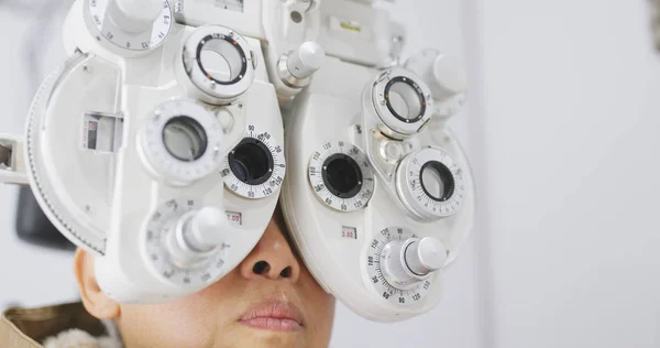 老年妇女接受眼科检查 — 图库照片