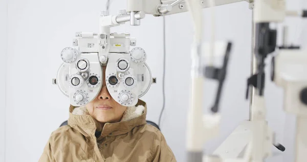 Old Woman Checking Eye — Stock Photo, Image