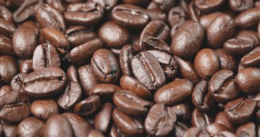 Kahverengi kahve çekirdekleri yakın.