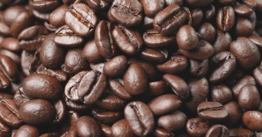 Kahverengi kahve çekirdekleri yakın.