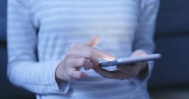 Geceleri cep telefonu kullanan kadın 