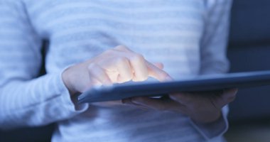 evde tablet bilgisayar kullanan kadın 