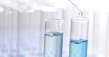 Pipet mavi kimyasal testi tüpler içine damlar. 