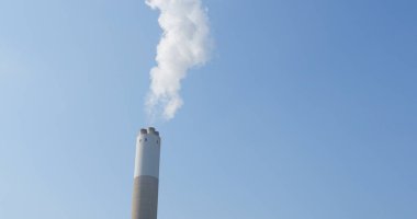 Fabrikadan üzerinde mavi gökyüzü duman 