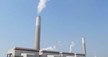 Baca ve duman mavi gökyüzü üzerinde  