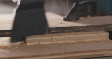 Testere ile kesme ahşap yakın çekim 