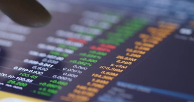 borsa verileri bilgi ile dijital tablet kullanan adam 