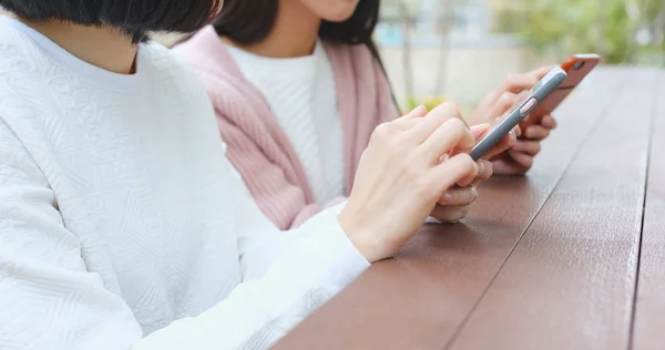 Amis Utilisant Des Téléphones Cellulaires Ensemble — Photo