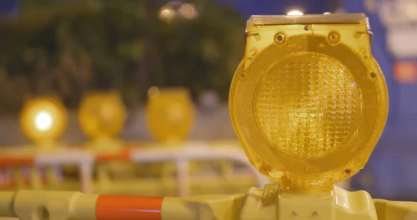 Señal Precaución Enciende Por Noche — Foto de Stock