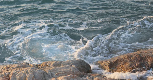 石の海岸に海の波 — ストック写真