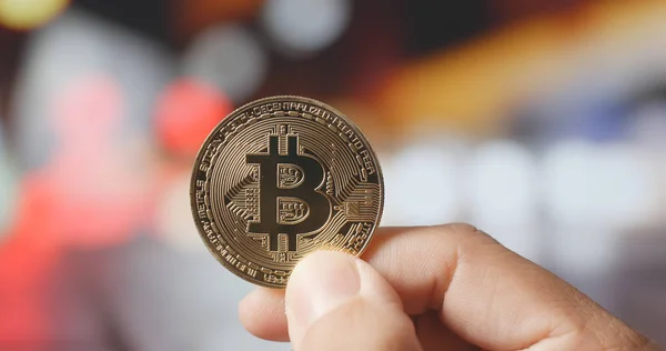 Sosteniendo Bitcoin Con Ciudad Vista Bokeh Por Noche — Foto de Stock