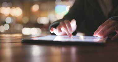 Tablet bilgisayar açık kahve dükkanında kullanan kadın 