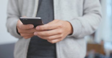 Cep telefonu kullanan adam