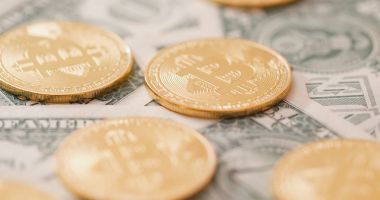Bitcoins YTL banknotlar üzerinde kapat 