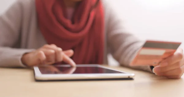 Frau Nutzt Tablet Computer Für Online Einkäufe Auf Dem Tisch — Stockfoto