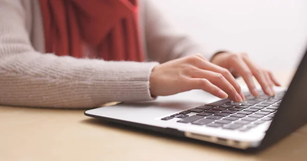 Mujer Escribiendo Ordenador Portátil —  Fotos de Stock