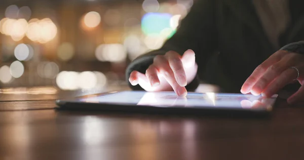 Γυναίκα Που Χρησιμοποιούν Υπολογιστή Tablet Στην Εξωτερική Καφετέρια — Φωτογραφία Αρχείου