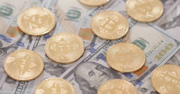 Dollar Banknoten Und Bitcoins — Stockfoto