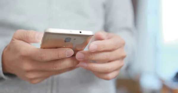 Mann Benutzte Handy — Stockfoto