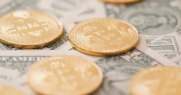 Bitcoins Auf Usd Banknoten Aus Nächster Nähe — Stockfoto