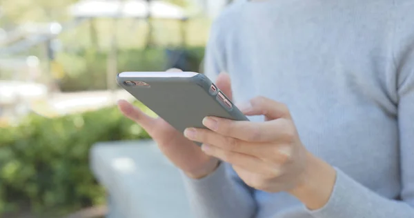 Frau Benutzte Handy — Stockfoto