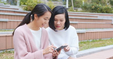 Arkadaşlar cep telefonu birlikte açık kullanma 