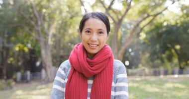 Şehir Parkı güneş ışığı üzerinde mutlu kadın flare 