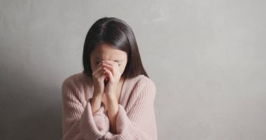 Gri arka plan üzerinde ağlayan depresyon kadın  