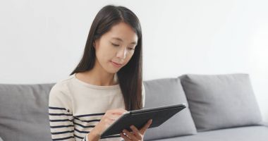 Online alışveriş için tablet bilgisayar kullanan kadın