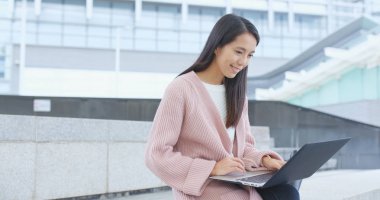 Dizüstü bilgisayar açık, kullanan kadın 