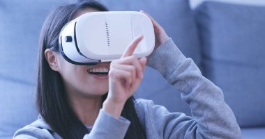 Sanal gerçeklik cihaz evde giyen kadın 