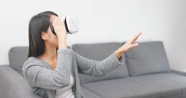 Sanal gerçeklik aygıtıyla evde kadın izle 