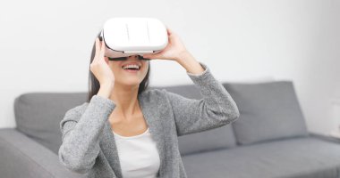 Kadın oyun sanal gerçeklik aygıtıyla 