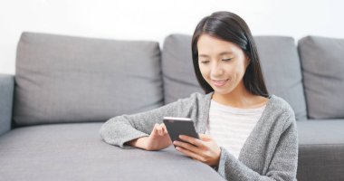 cep telefonu evde kullanan kadın 