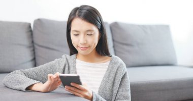 cep telefonu evde kullanan kadın 