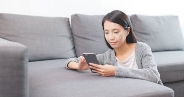 cep telefonu evde kullanan kadın 