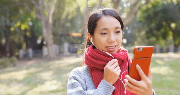 公園で携帯電話で話している女性 — ストック写真