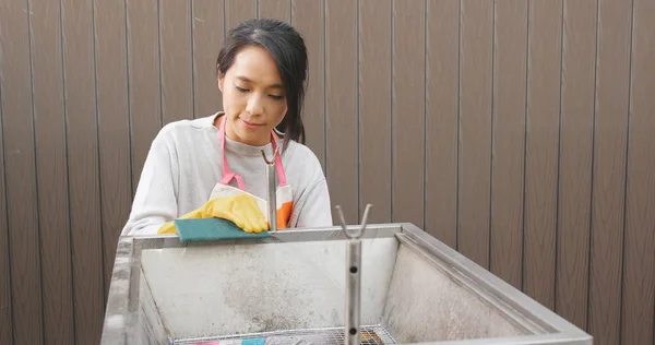 Wanita Scouring Barbekyu Oven Dengan Scour Pad — Stok Foto