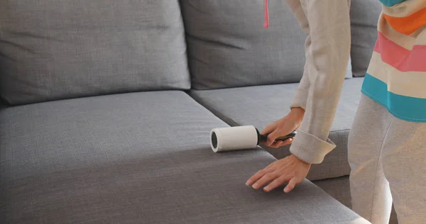 Housewife Sticky Roller Cleaning Sofa — Stock Photo, Image