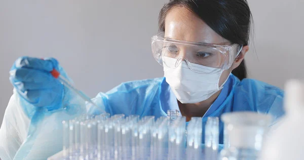 Une Femme Scientifique Avec Une Pipette Analyse — Photo