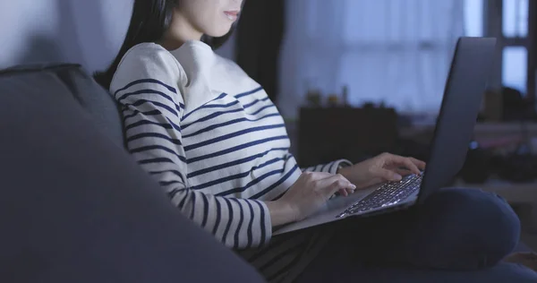 Vrouw Met Laptop Computer Voor Online Winkelen — Stockfoto