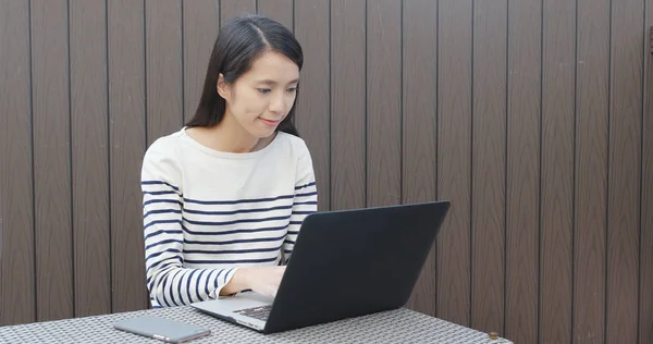 Mulher Usando Computador Notebook Para Online — Fotografia de Stock