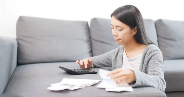 Housewife Calculating Expense Home — Stock Photo, Image